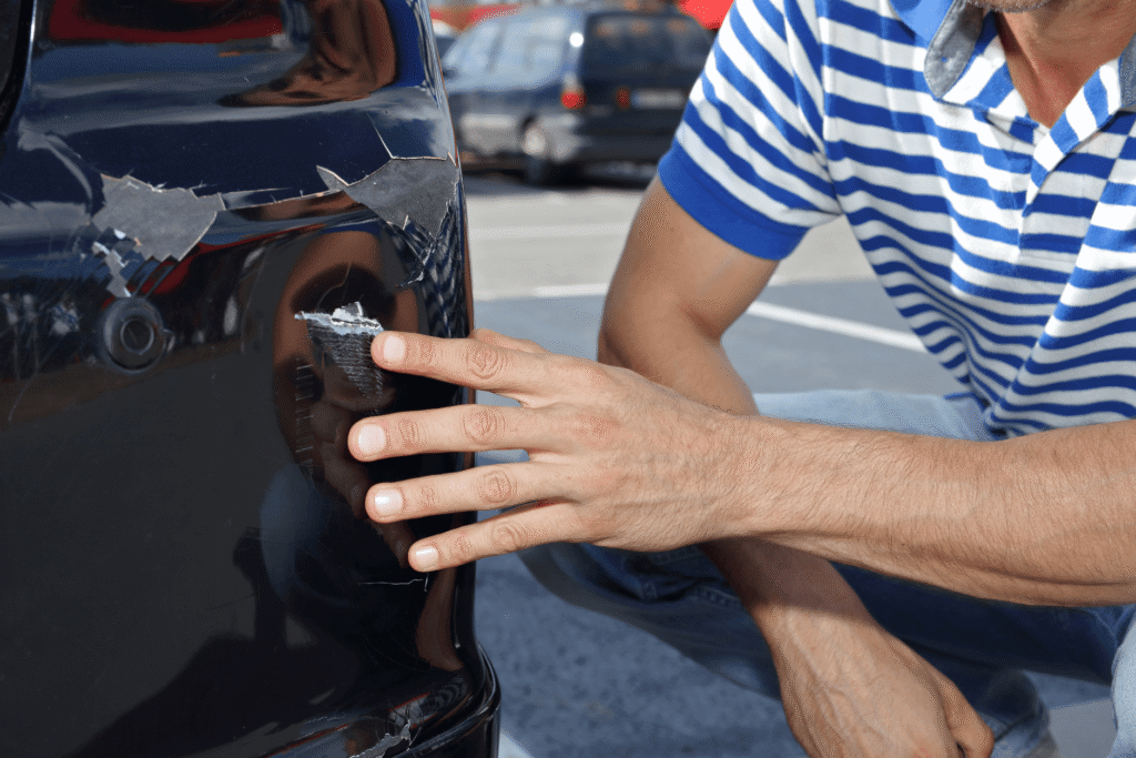 Colisão veículo estacionado regularmente