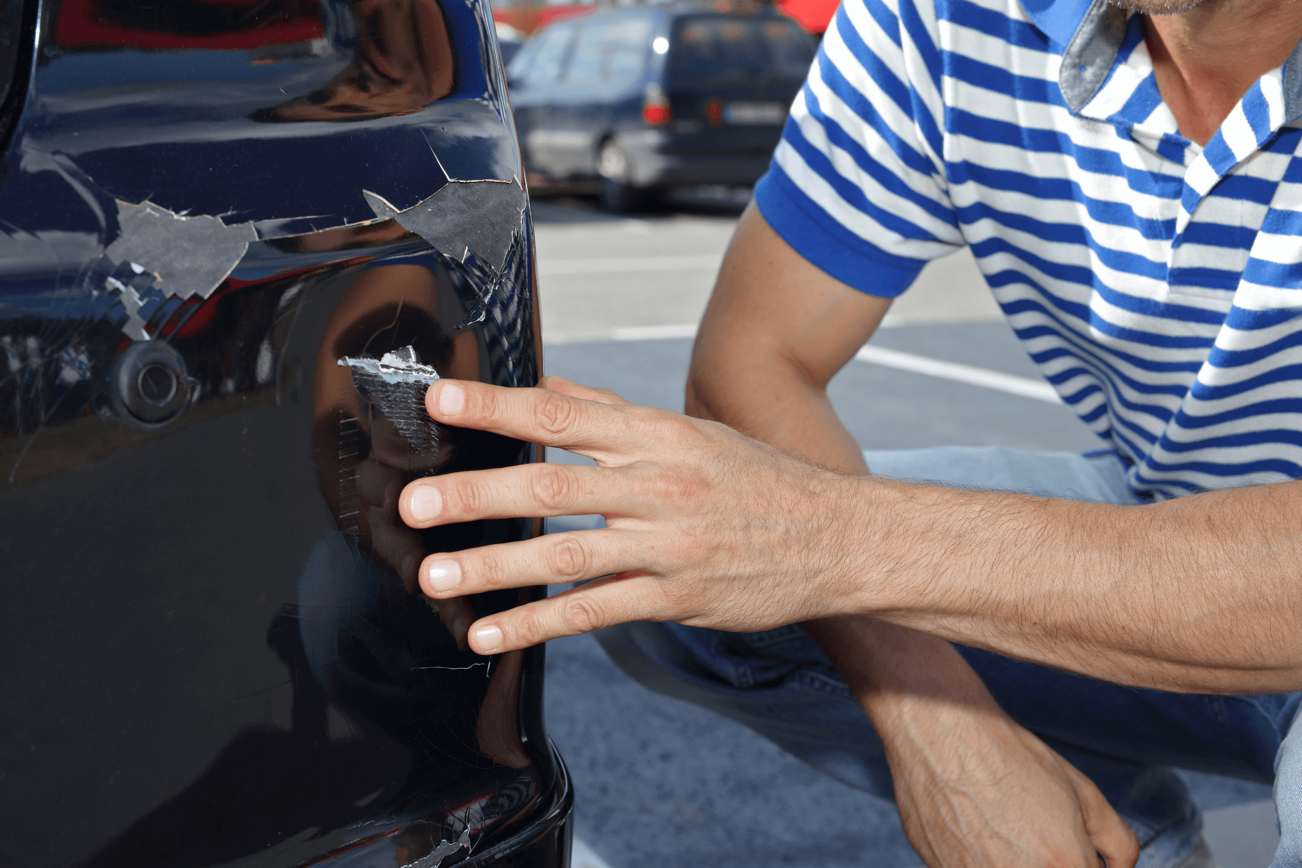 Colisão veículo estacionado regularmente