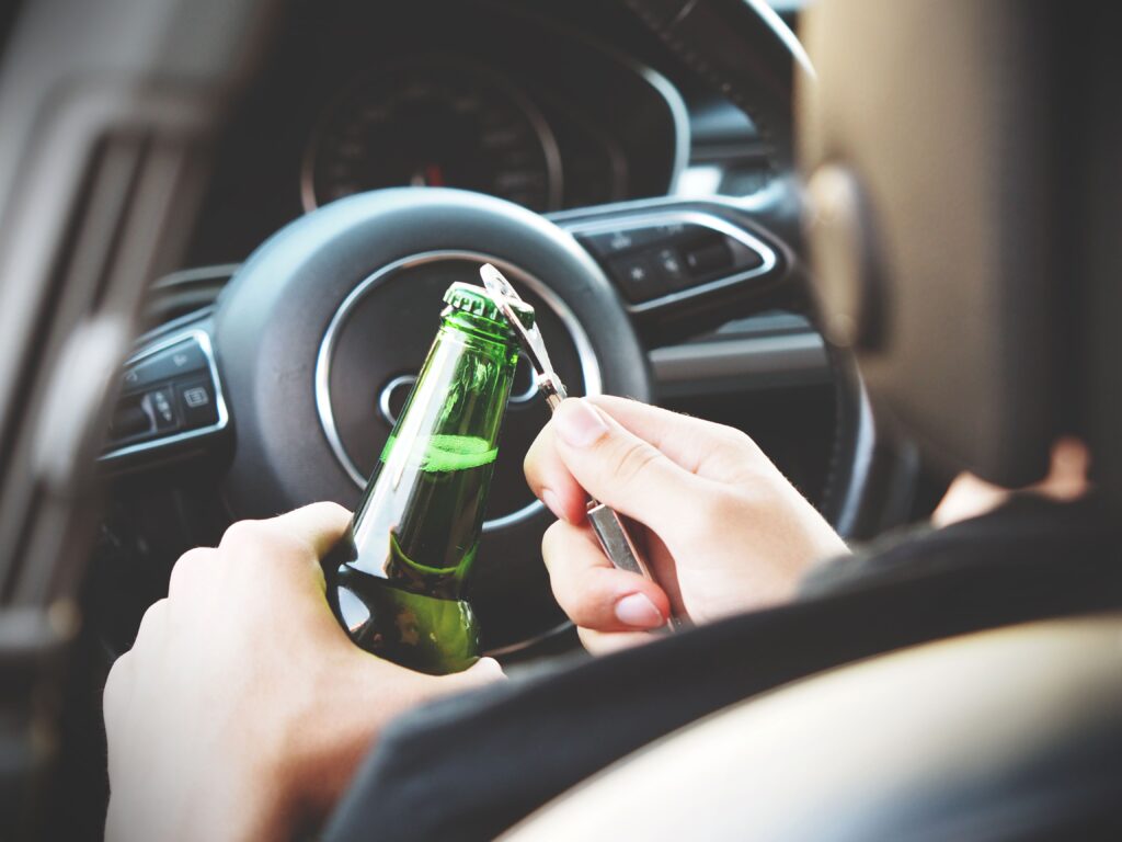 Motorista com bebida alcoólica dentro do carro