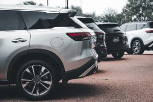 Carros modernos estacionados representando o tema de manutenção de carros híbridos.