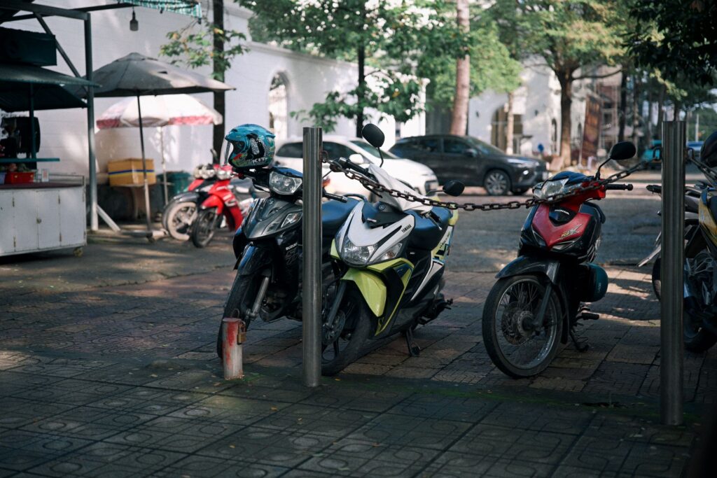 Motos estacionadas em área urbana representando os modelos mais visados para roubo.