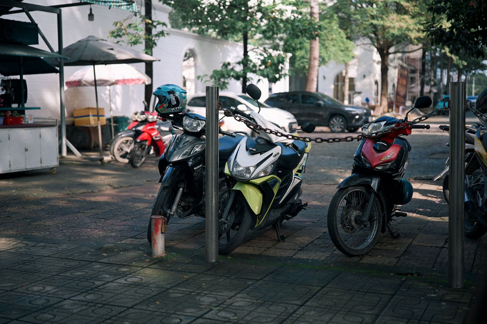 Motos estacionadas em área urbana representando os modelos mais visados para roubo.